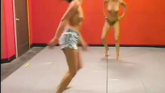 Büyük memeli kızıl sürtük ringde ateşli bir kızla sikişiyor