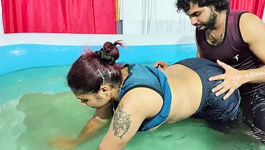 Toket panas mengisap di kolam renang dan melepas keausan dan menuangkan air ke pantat