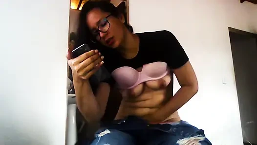 Девушка-латина публично делает эротическое видео для ее бойфренда