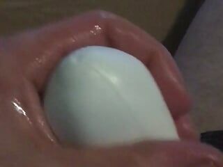 用绑住的蛋蛋自慰，鸡巴摩擦玩具和手淫蛋
