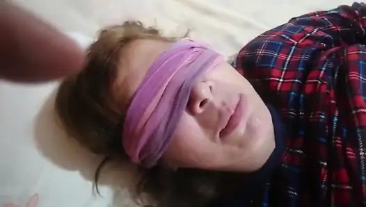 Пасынок кладет свой член в рот мачехе