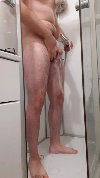剃光我的鸡巴并在淋浴时撒尿后的淋浴时间