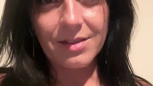 Yumuşak mavi elbise, sütyen yok - ışıkta doğal azdırma