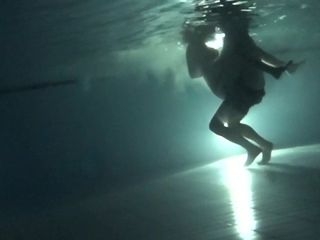 O trailer da vida noturna subaquática