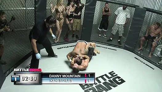 Tatlı genç amcığın derin sikişmiş amcığı dölle dolu minyon görünüyor