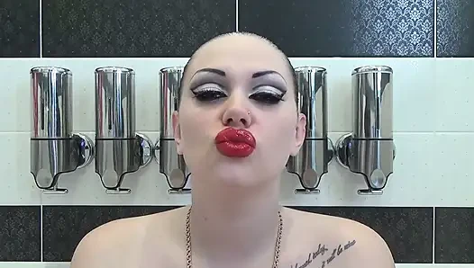 Mengendus bibir, berciuman, merbek wajah dengan bibir merah besar