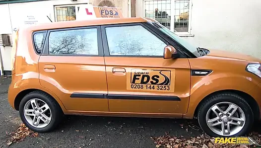 Fake driving school - si cewek hot rambut merah dengan toket besar lagi asik nyepong kontol di luar ruangan
