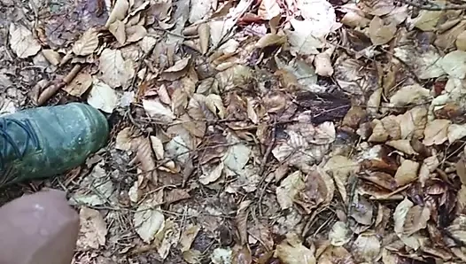 Draussen im Wald endlich pinkeln.