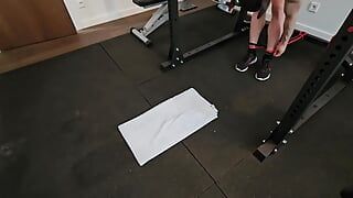 Тренировка в спортзале: бандаж, подколенное сухожилие, кудри