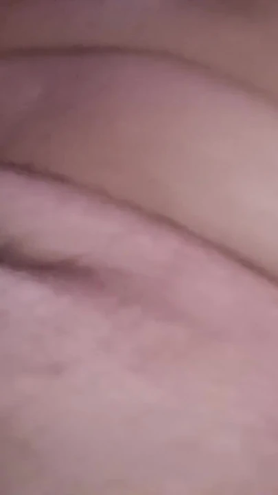 亚洲男孩通过把东西插入他的菊花并自慰来弄脏自己 | 短片 1