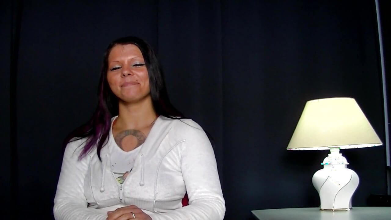 Une déesse allemande tatouée se caresse la chatte avec de gros jouets