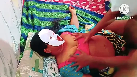 Kayınpeder üvey oğlu evde yokken hayalindeki kızı deneyimlemek için garip bir şey yaptı - tam tamil ses