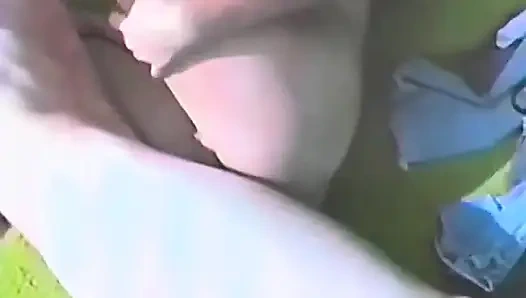 Бритую киску отдолбили в любительском видео