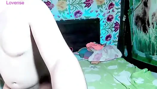 Няня-шлюшка глотает член для поднятия в видео от первого лица!