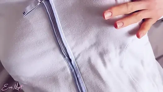 Ein vollbusiger teenager masturbiert ihre sahnige haarige muschi und hat einen intensiven orgasmus