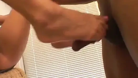 Pirang berdada rata menggosok kontol hitam dengan kakinya di ruang tamu