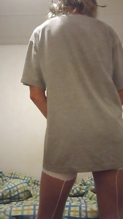 Tarian putih. Para wanita mengundang tuan-tuan.