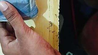 Καυλιάρης άντρας αυνανίζεται γαμώντας το μεγάλο πέος του με παιχνίδι μουνί
