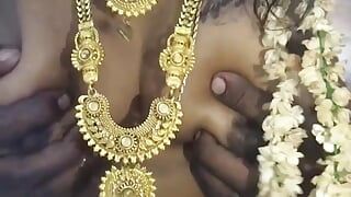 Tamilische ehefrau hat doggystyle-sex mit juwelen und blume