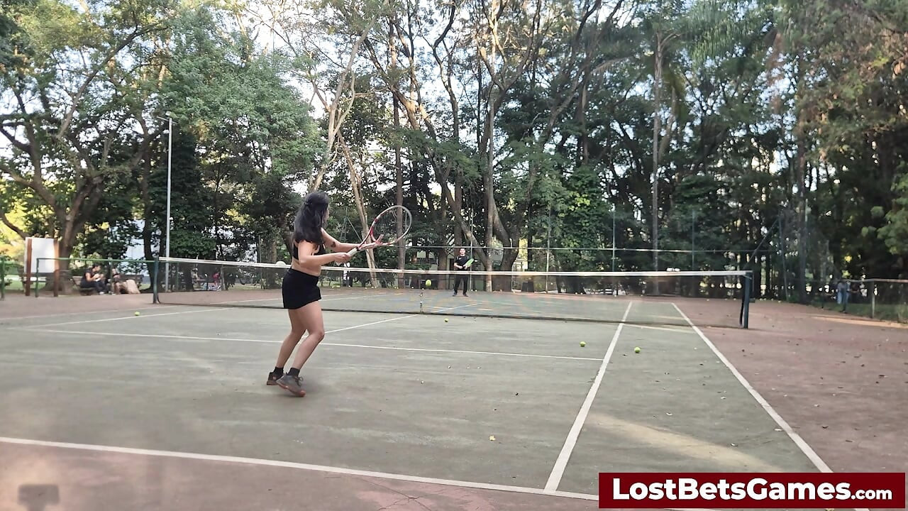 Rafaela e Igor estão levando a partida de Strip Tennis fora