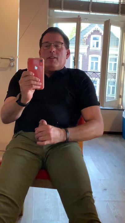 Gozada rápida depois do trabalho no hotel. Corri de volta depois do trabalho e saí antes do jantar, já que estava tão excitada. Eu gozo no meu jeans