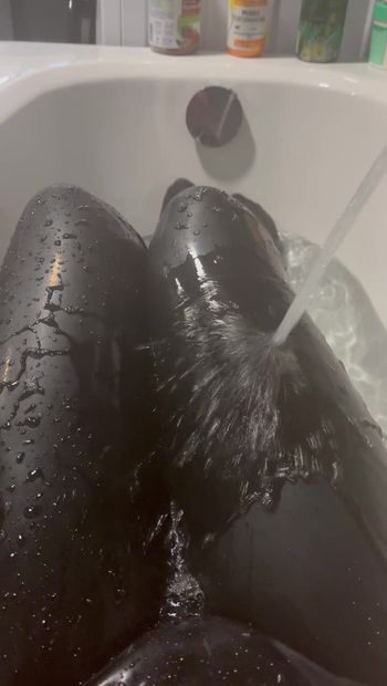 Bathing in latex! Simply an indescribable feeling!
The hot water makes me sweat extremely. The sweat has collected nicely in the closed catsuit! Simply awesome!