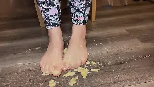 Bananen spritzen unter meinen nackten Füßen, essensfetisch-sploshing