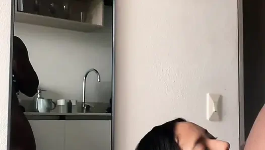 Sie geht auf die knie, um all meinen schwanz mit ihrem kleinen mund zu essen -amateur-paar- nysdel