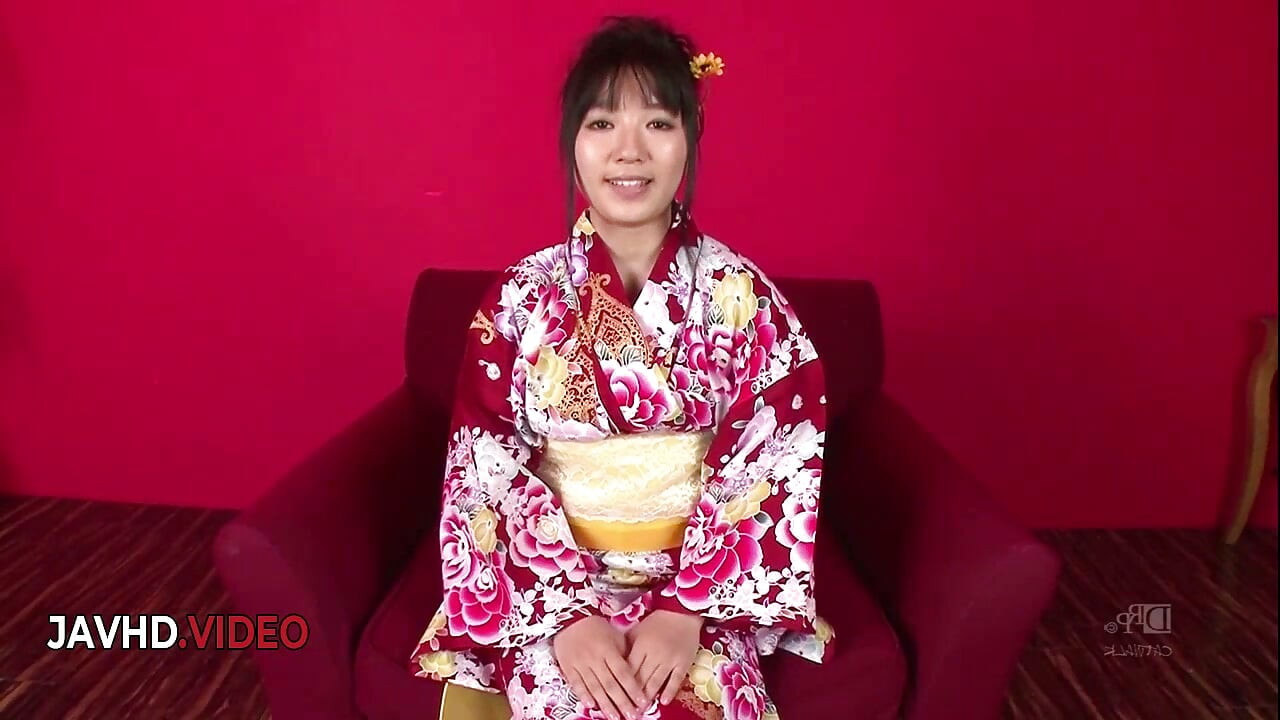 핫한 오럴과 질싸 마무리의 Chiharu의 젖은 기모노 쓰리섬