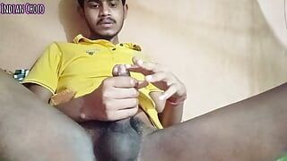 淫荡的印度农村男孩在镜头前暴露他的大鸡巴