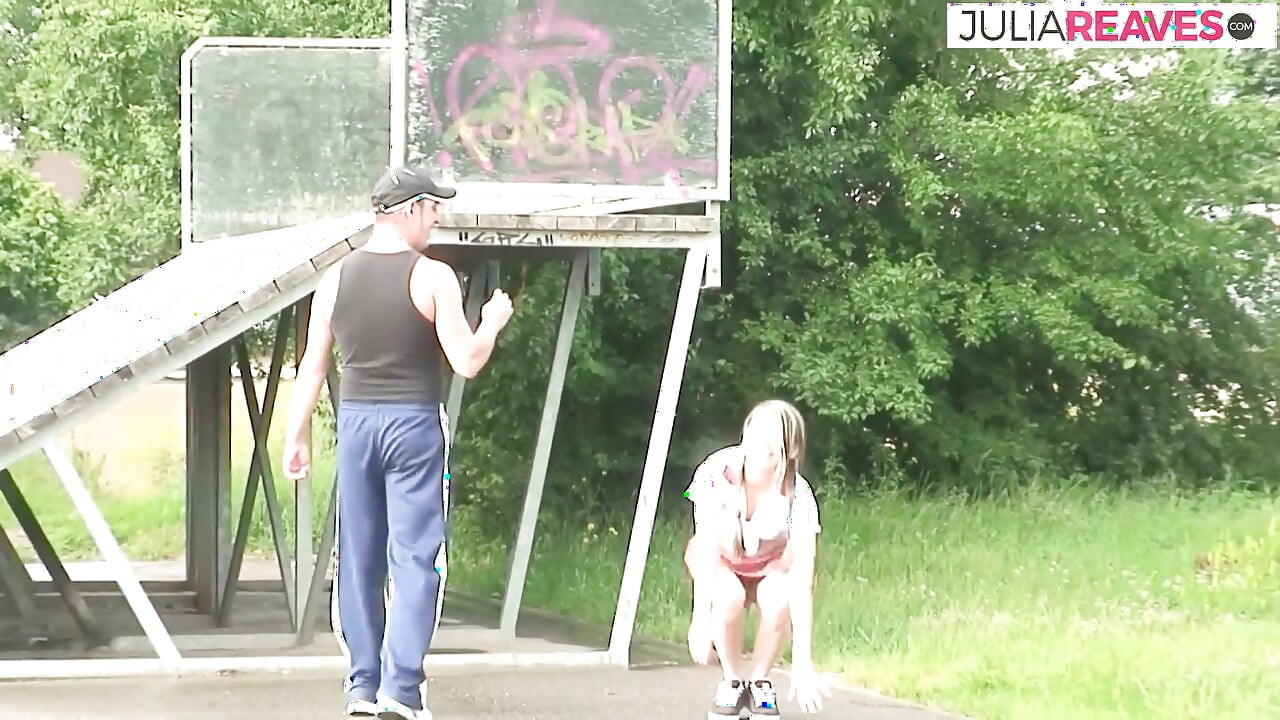 Gorąca nastolatka jedzie ogromnego kutasa w krzakach do wytrysku w ustach