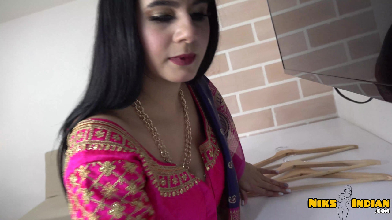 印度巨乳熟女脱下纱丽服并做爱