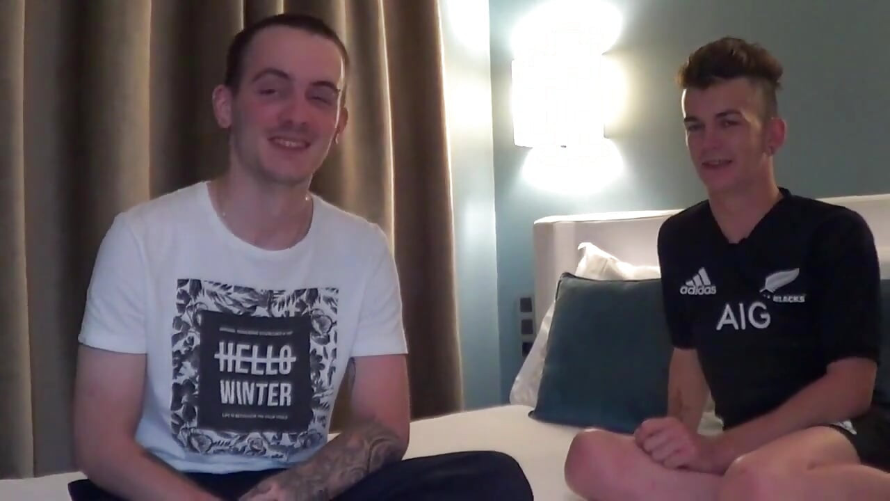 Zacharri fucked bareback by Tiago