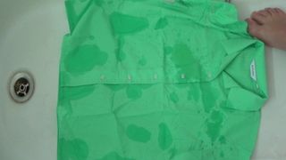 Pisse sur une blouse scolaire verte