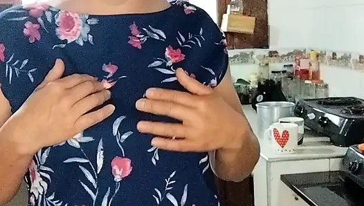 Alleinerziehende mutter masturbiert mit ihren fingern