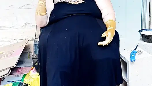 Gadis kelelawar sedang istirahat merokok di dalam dirinya