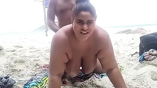 Трах на пляже был наслаждение, пока купающиеся наблюдали