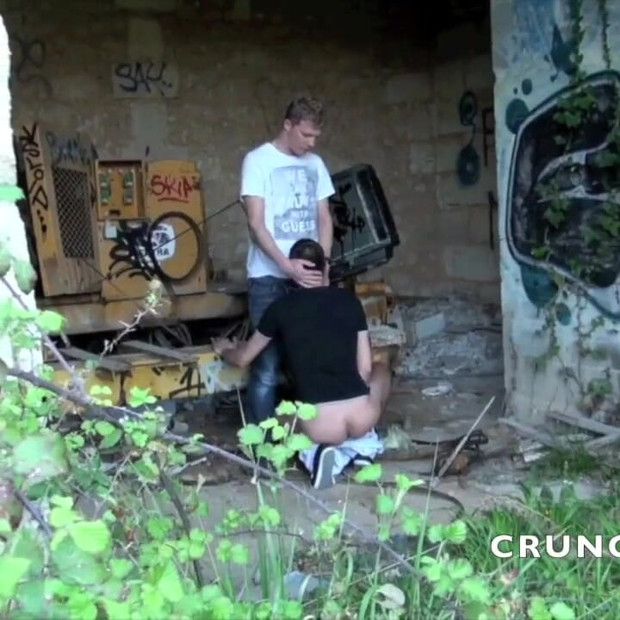 アラブのスラットがトップのブロンドのカメロン・フロストに野外でクルージングされる