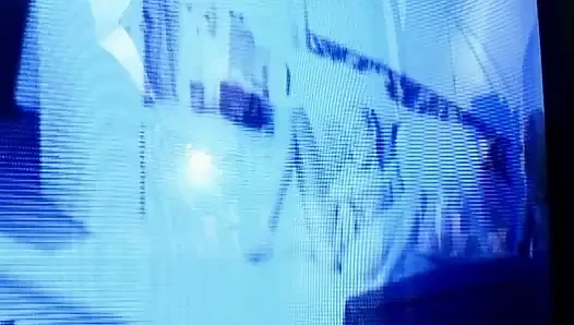Dövmeli sarışın yatak odasında mavi gömlekli adam tarafından sert sikiliyor