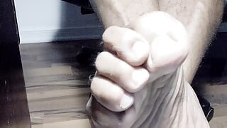 Saya mendedahkan tapak kaki saya, di bawah meja (2025)