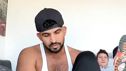 Kim Birbirini Tanımaya Çalışan Iki Adama Hizmet Etmek Ister?