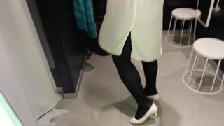 Pompa paten putih dengan teaser pantyhose hitam 15