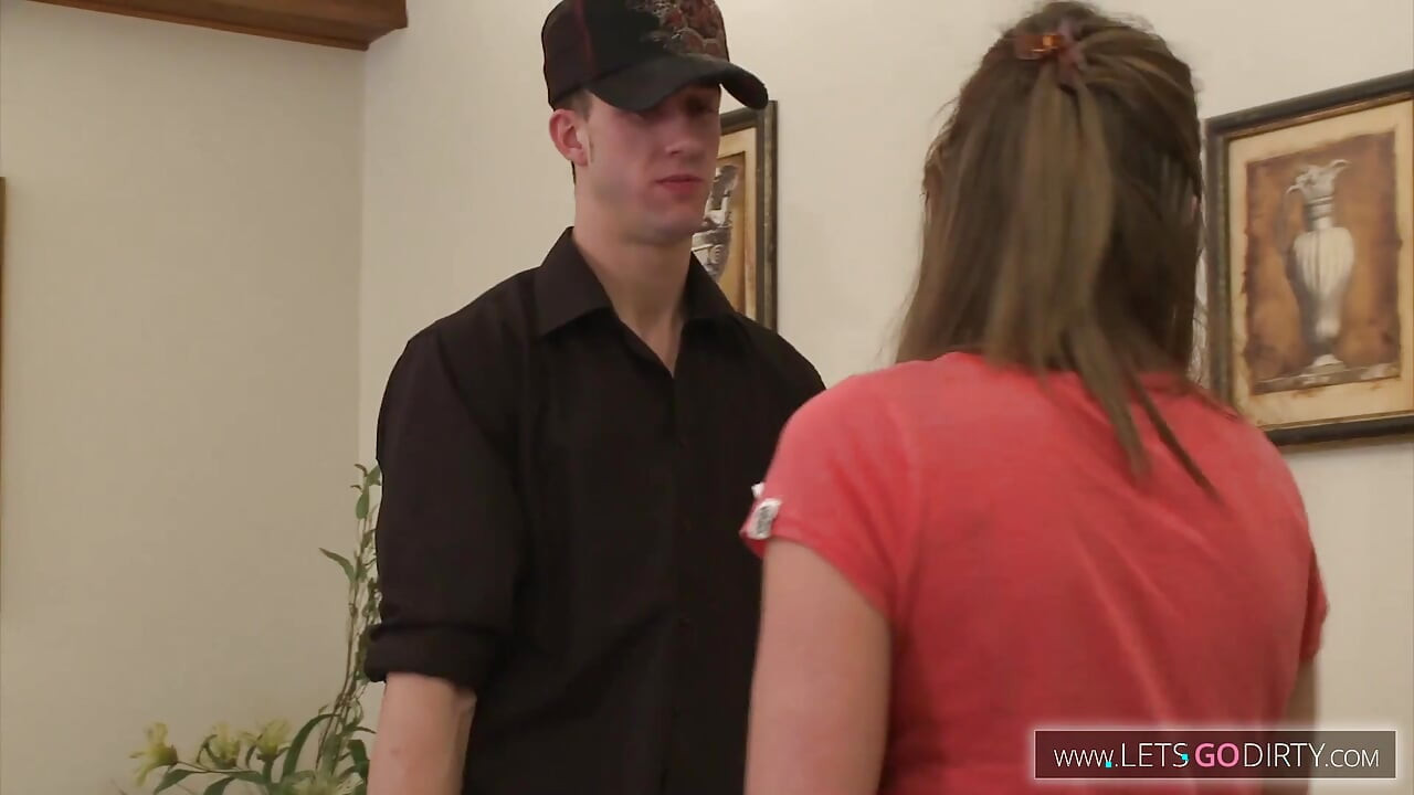 Loira menina chupa um pau monstro e depois cavalga até uma gozada na boca