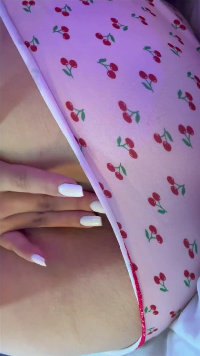 Fingering pussy wet
