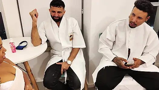 İki fizyoterapist üvey erkek kardeş cücenin yarağını yumrukladı