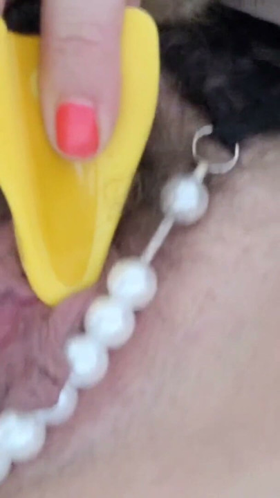 肉厚まんこに長いラビア…新しく買ったパールストリングのおもちゃを試してみた | Clip 1