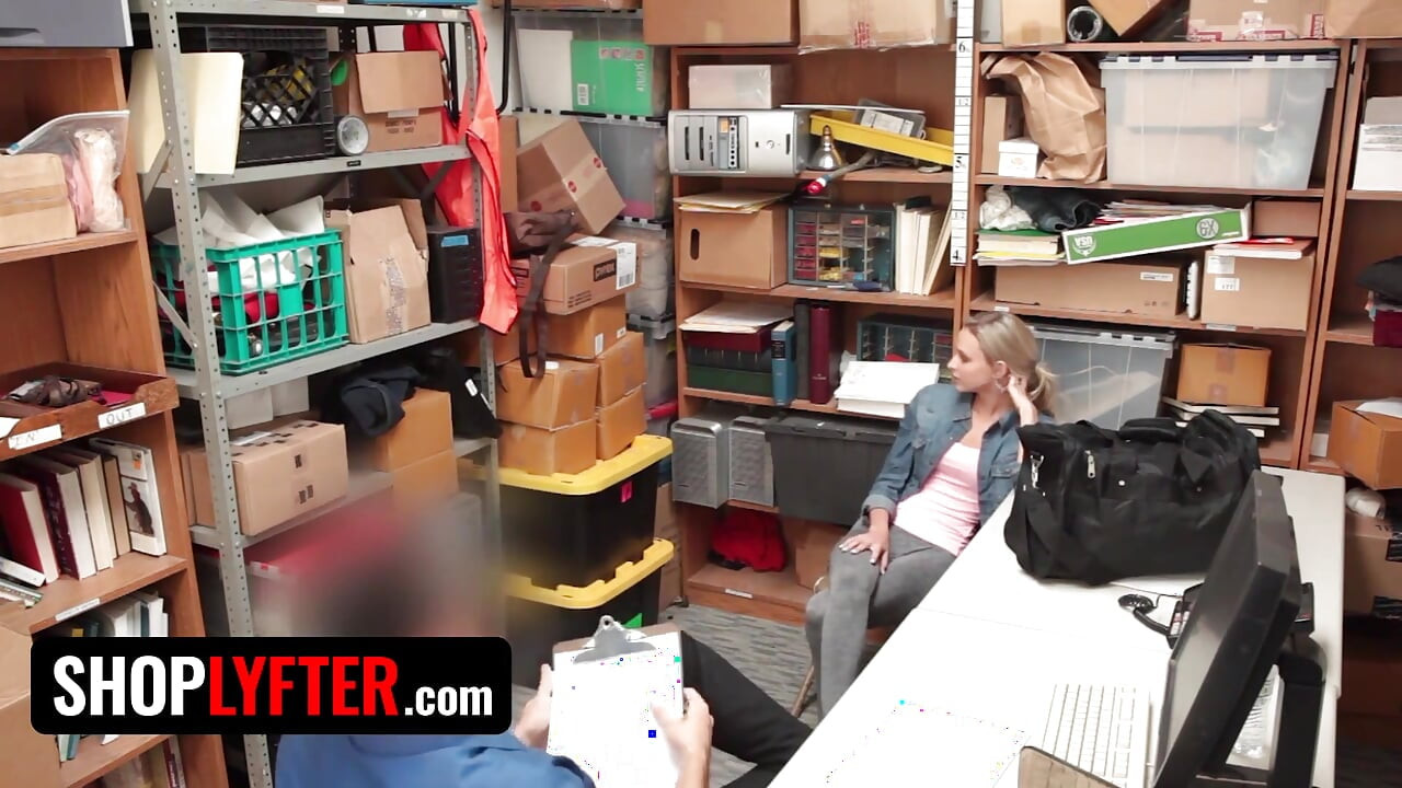 Shoplyfter - magrinha loira Emma Hix dá sua buceta para oficial de segurança para sair de problemas