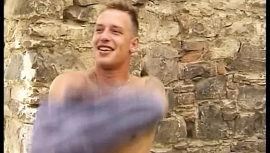 Эту милфу-блондинку из Германии трахнули на улице