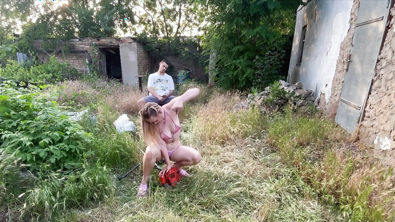Une jolie fille en talons n’arrive pas à commencer le travail mouillé à la place