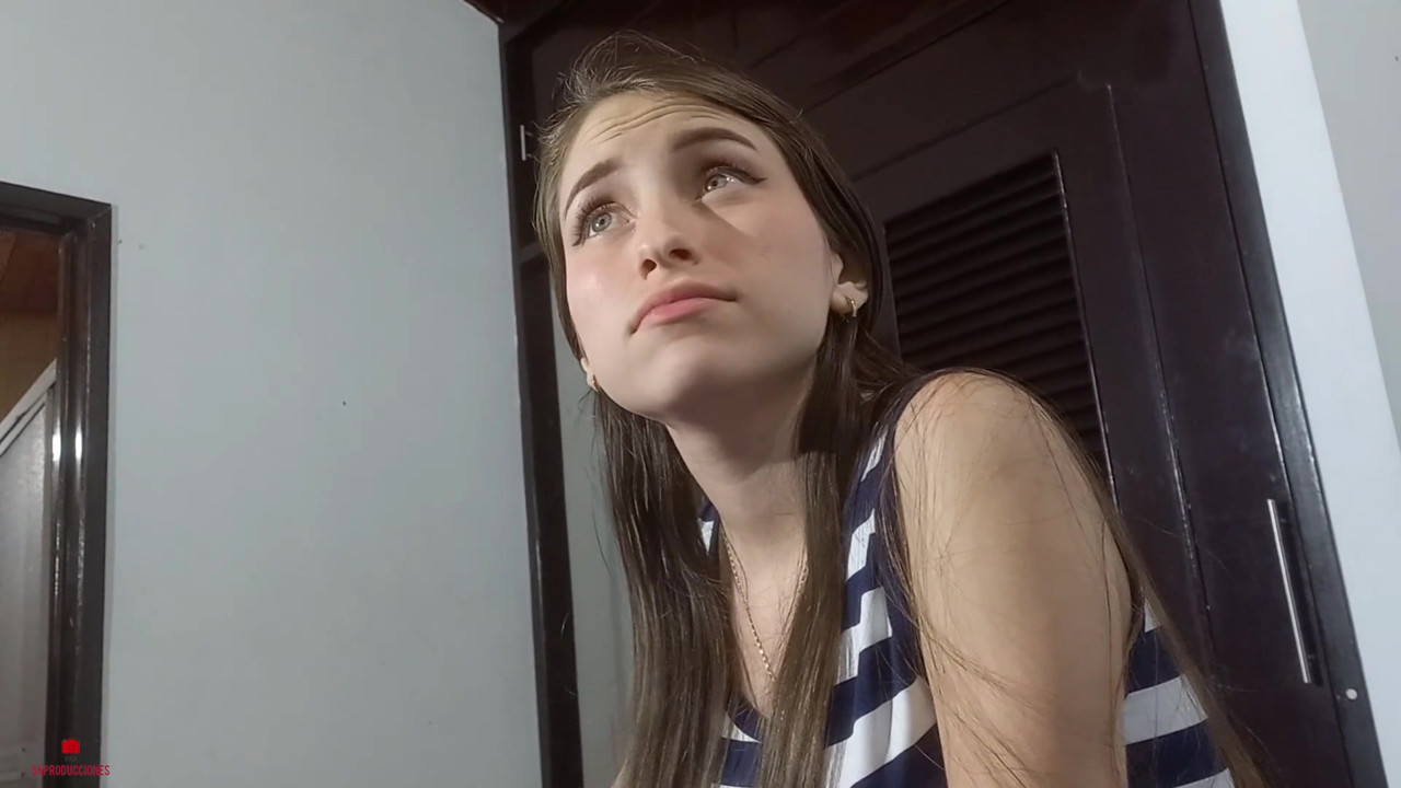 無邪気な顔をした義理の妹は、私に素晴らしいオーラルをさせてほしいと頼みます